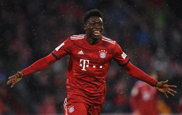 Alphonso Davies celebrating Pokal win