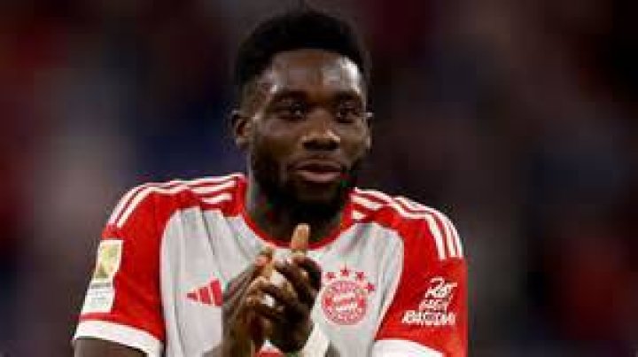 Alphonso Davies with sporting director Hasan Salihamidzic