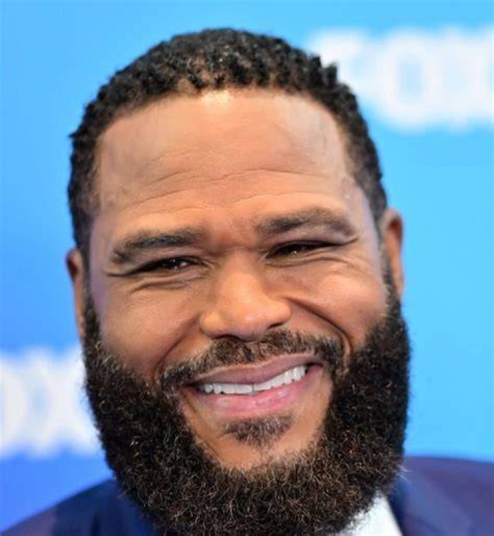 Anthony Anderson points a gun in The Departed