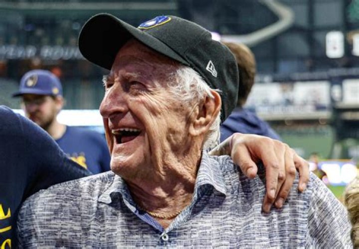 Bob Uecker is honored by the WWE