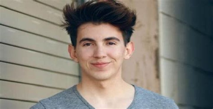 Bobby Mares: Wiki, Bio, Age, Net Worth, YouTube, Girlfriends, Pet