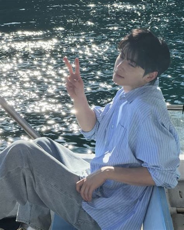Cha Eunwoo captivates fans with his visuals in his drama, Island