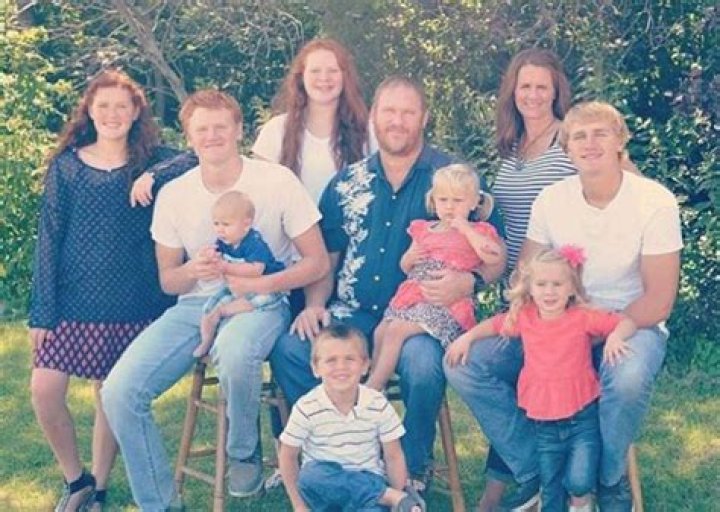 Cody Mauch And His Family Of Seven Siblings And Parents Pose For A Family Photo In 2020