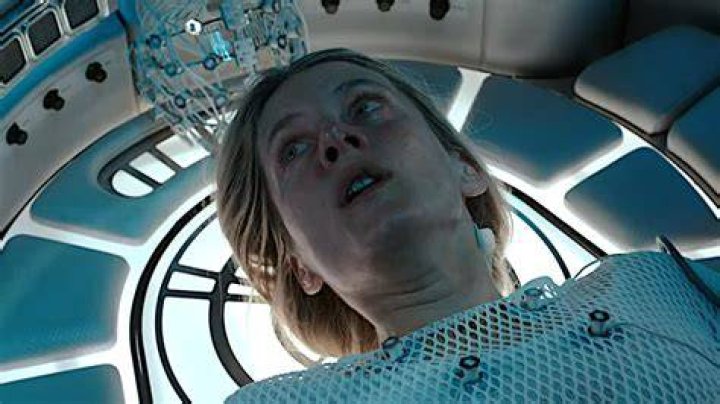 Elizabeth trapped in oxygen pod