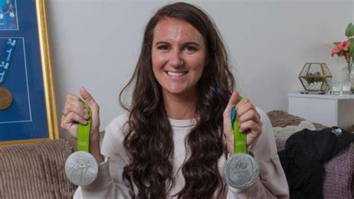 Jazmin Carlin flaunting her Olympics medals