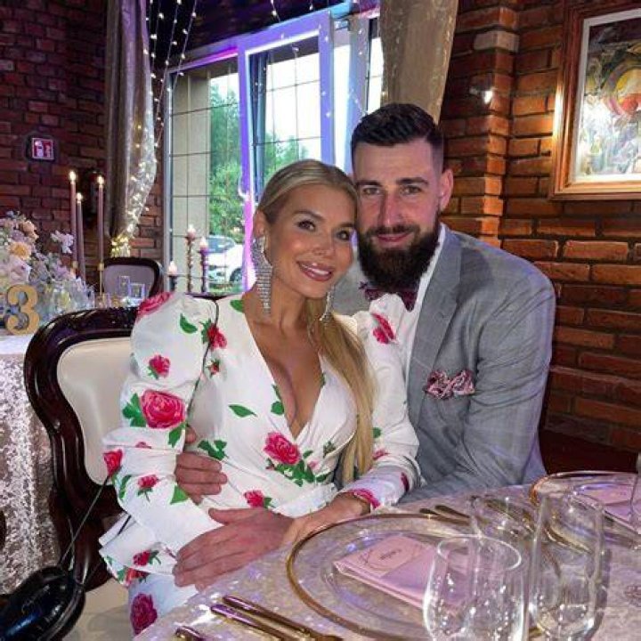 Jonas Valanciunas with his wife Egle(Source: Twitter)