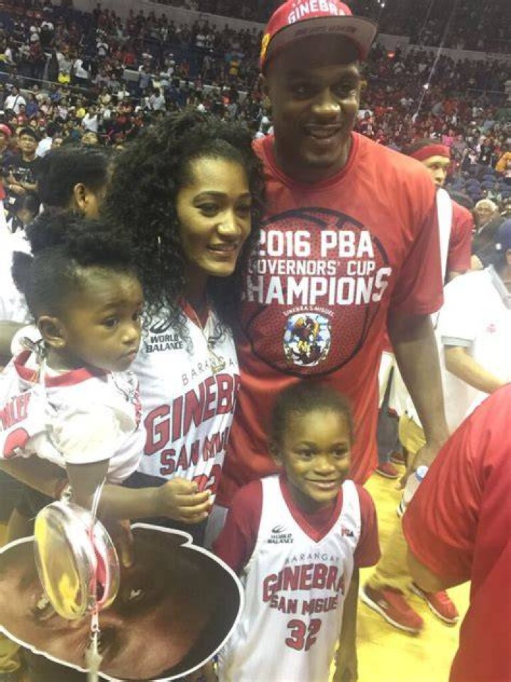 Justin Brownlee With His Wife And Kids