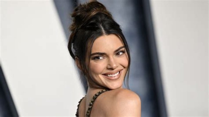 Kendall Jenner Pitied By Own Fans In Sunset Beach Photos