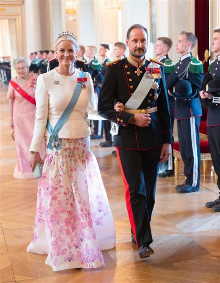 King Haakon standing with a general