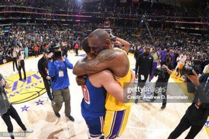 Lonnie Hugging LeBron James With Anthony Davis On The Side After Lakers Victory Against The Warriors