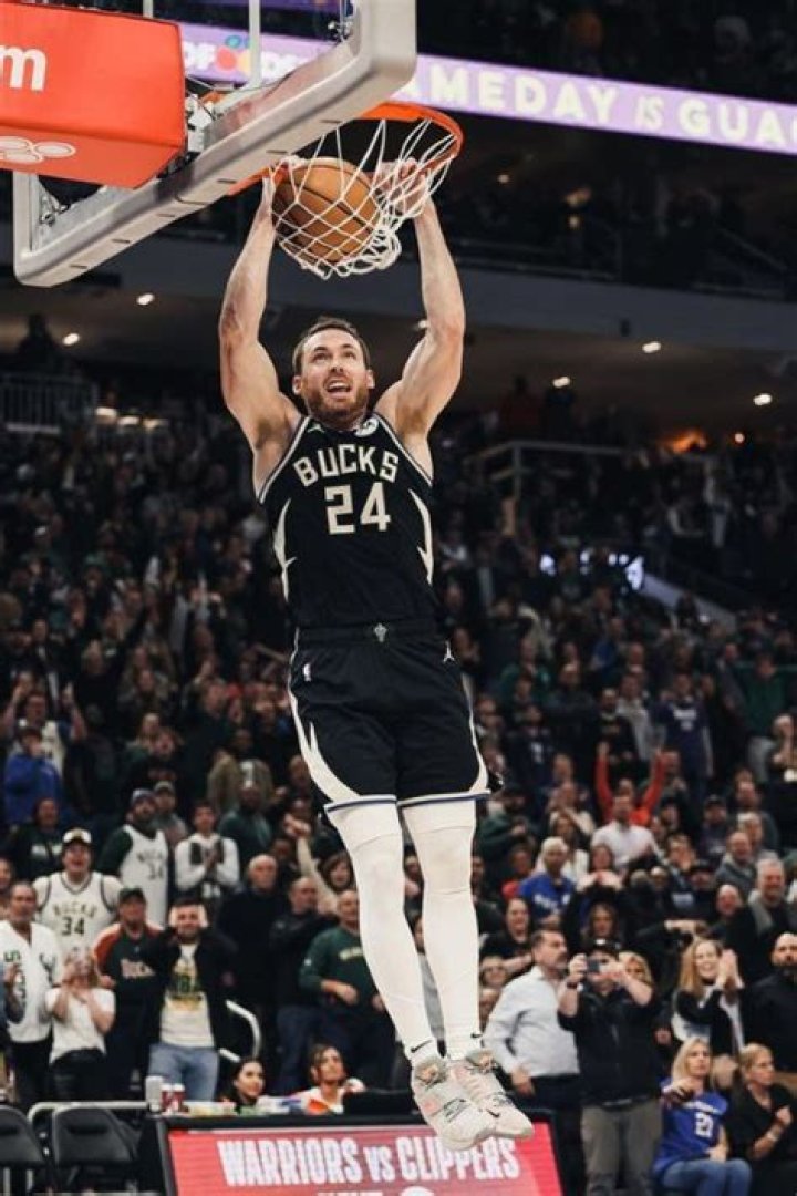 Pat Connaughton Taking A Dunk