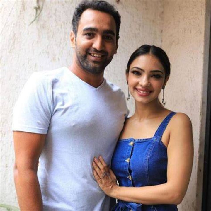 Who Is Pooja Banerjee Husband? Height, Weight, Age, Net Worth & More 1 Pooja Banerjee Husband