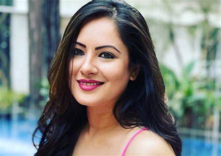 Who Is Pooja Banerjee Husband? Height, Weight, Age, Net Worth & More 4 Pooja Banerjee's Age Height, Weight