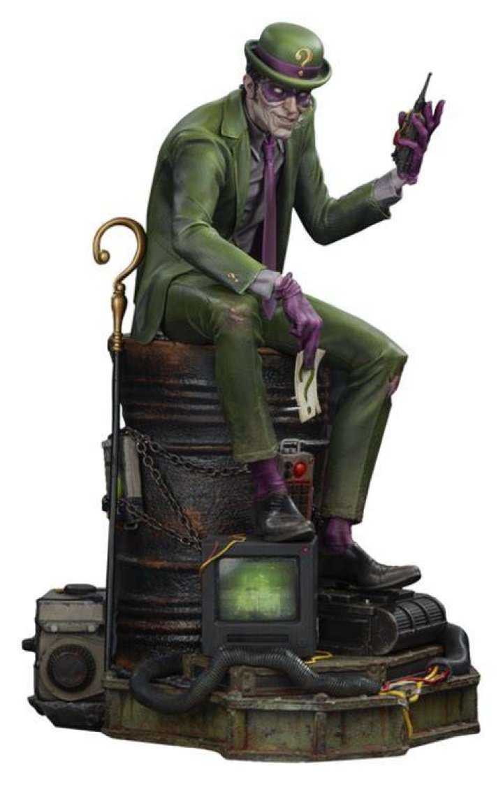 Toma de The Riddler sentado en la parte trasera de un restaurante de Batman